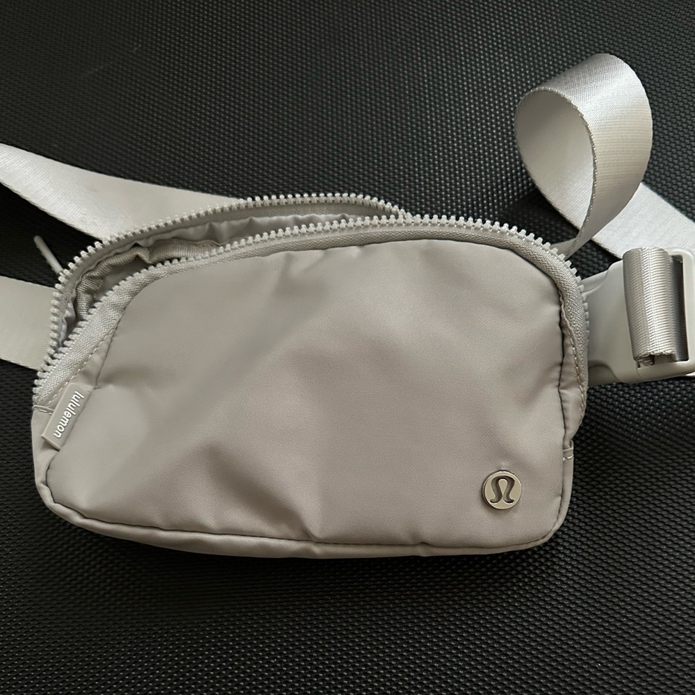lululemon athletica everywhere belt bag 1L in silver drop